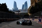 Mercedes W17 sur le circuit urbain de Bakou, avec les Flame Towers en arrière-plan, lors du GP d'Azerbaïdjan 2026