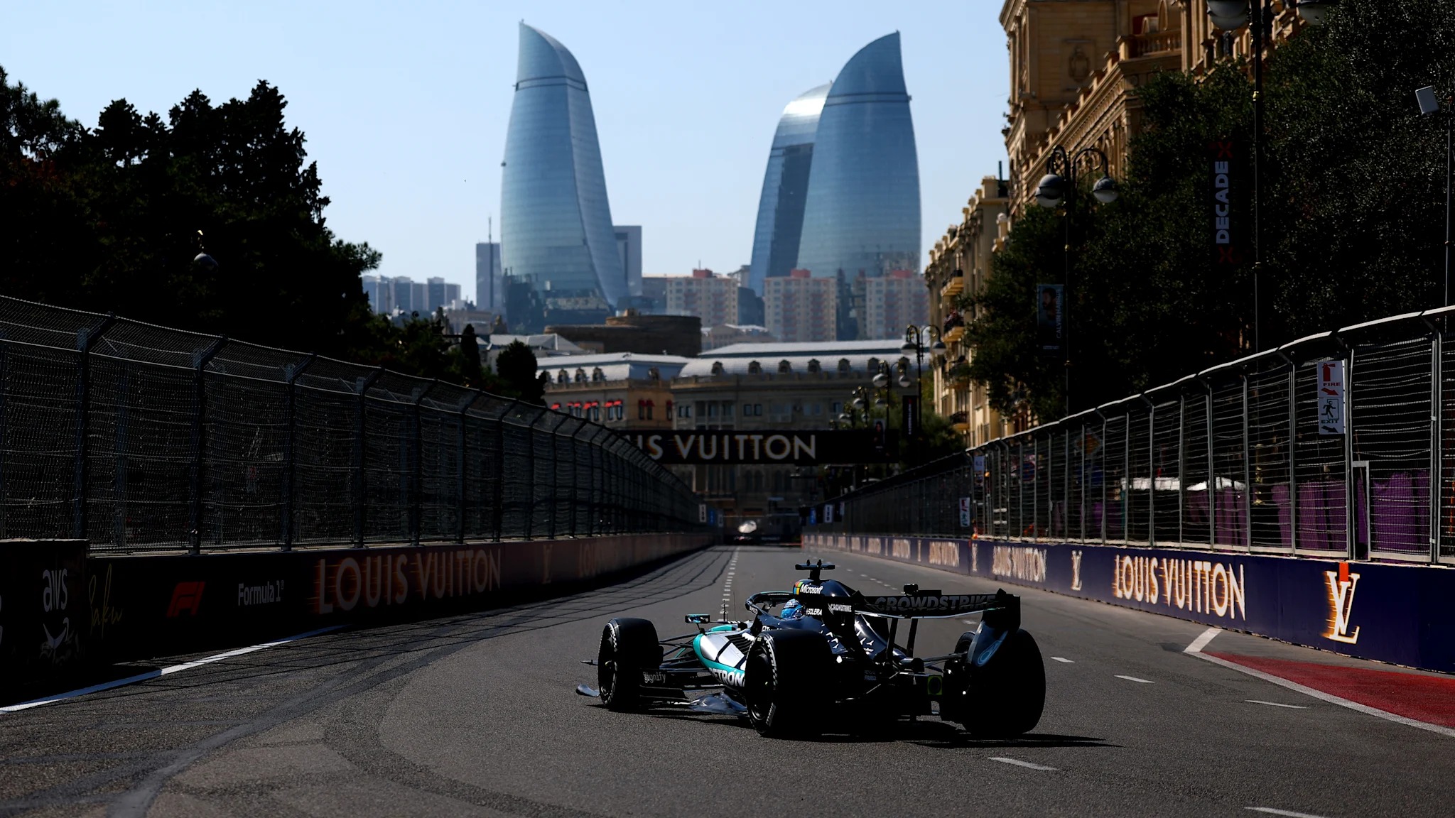 Mercedes W17 sur le circuit urbain de Bakou, avec les Flame Towers en arrière-plan, lors du GP d'Azerbaïdjan 2026