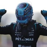 George Russell, poings levés, célèbre sa victoire au GP d'Azerbaïdjan 2026 à Bakou