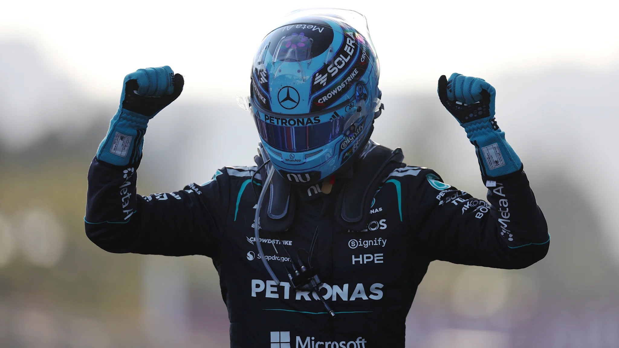 George Russell, poings levés, célèbre sa victoire au GP d'Azerbaïdjan 2026 à Bakou