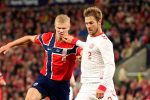 Erling Haaland en duel avec un défenseur danois lors de Norvège-Danemark en Ligue des nations