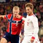 Erling Haaland en duel avec un défenseur danois lors de Norvège-Danemark en Ligue des nations
