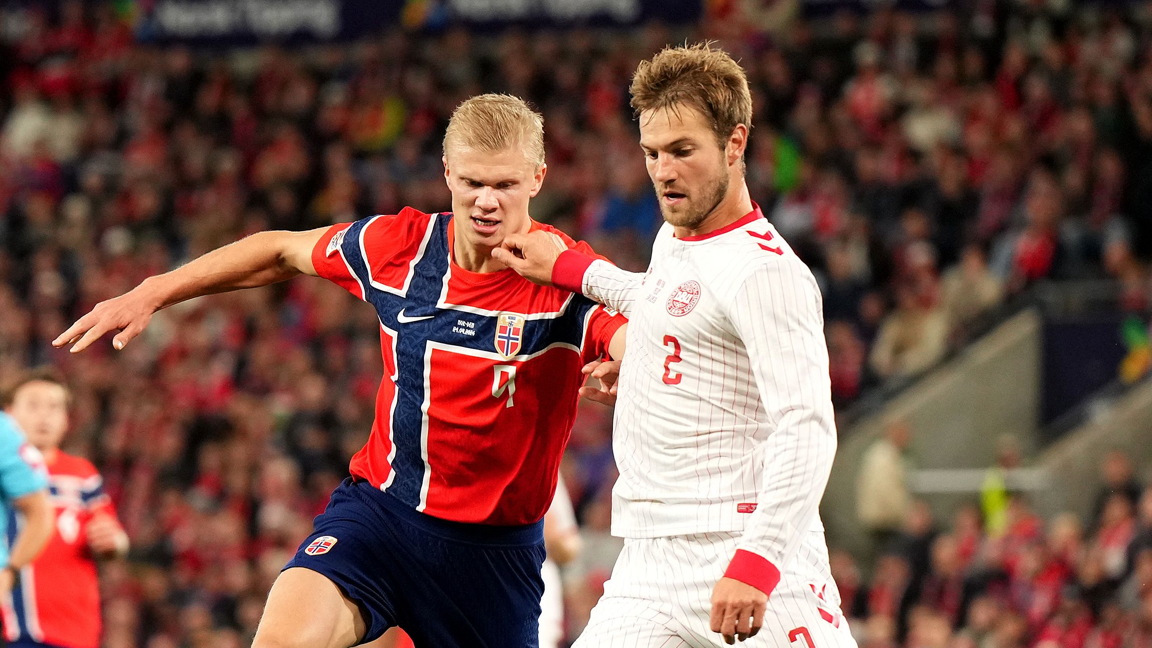 Erling Haaland en duel avec un défenseur danois lors de Norvège-Danemark en Ligue des nations