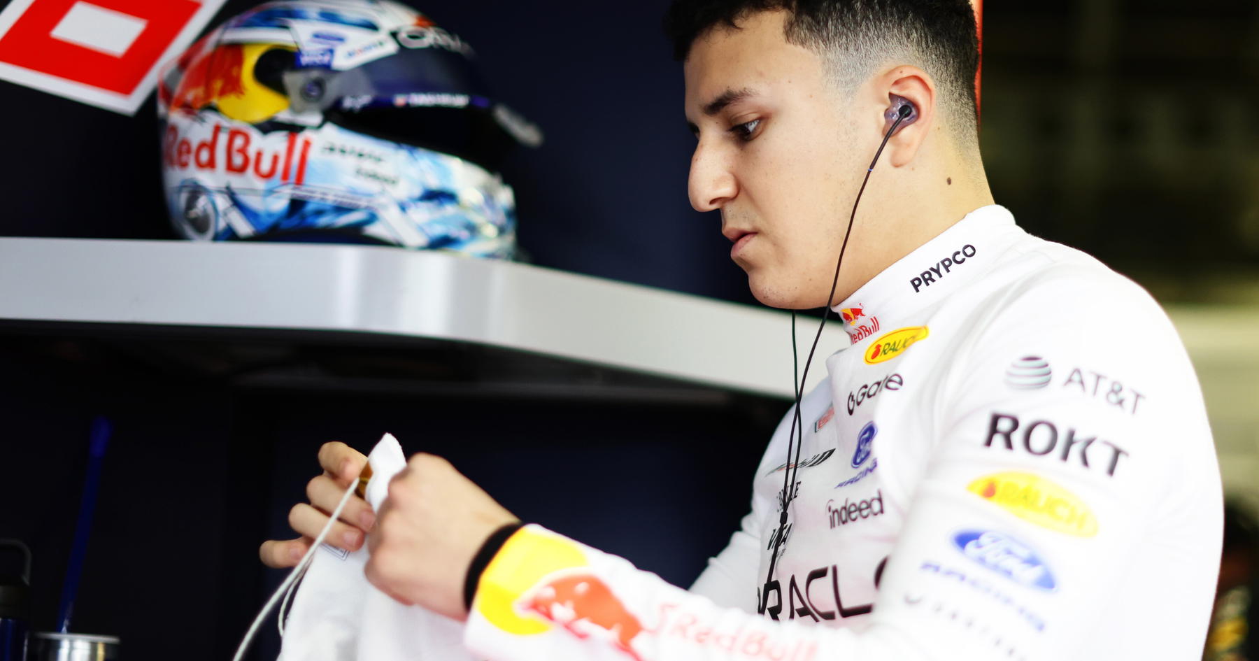 Isack Hadjar, en combinaison Red Bull, concentré dans le garage lors du week-end du GP d'Azerbaïdjan 2026 à Bakou