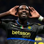 Un joueur de l'Inter Milan exulte après la victoire 5-3 face à l'Udinese à San Siro