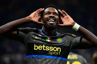 Un joueur de l'Inter Milan exulte après la victoire 5-3 face à l'Udinese à San Siro