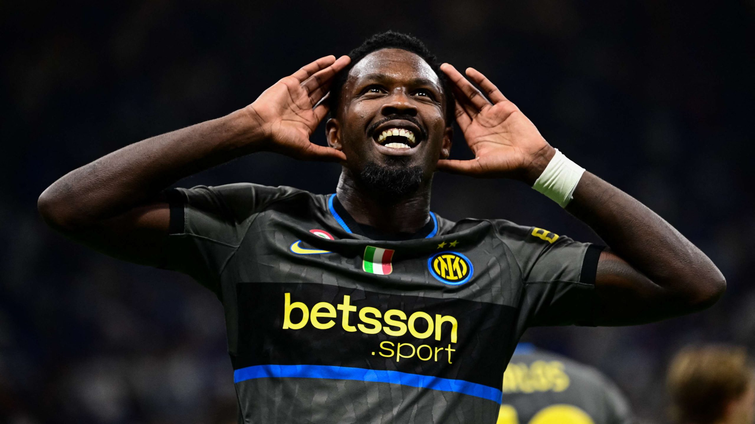 Un joueur de l'Inter Milan exulte après la victoire 5-3 face à l'Udinese à San Siro