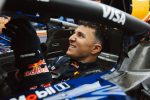 Isack Hadjar souriant dans le cockpit de sa monoplace Red Bull