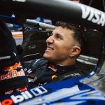 Isack Hadjar souriant dans le cockpit de sa monoplace Red Bull