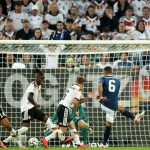 Dimitrios Kourbelis frappe devant Joshua Kimmich lors du match Allemagne-Grèce en Ligue des nations