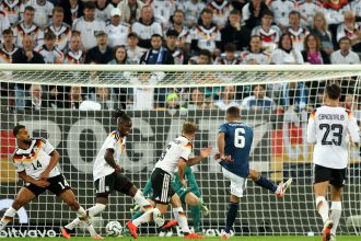 Dimitrios Kourbelis frappe devant Joshua Kimmich lors du match Allemagne-Grèce en Ligue des nations