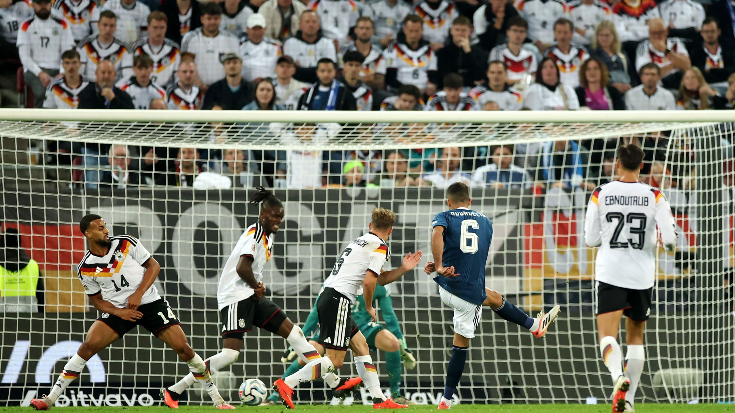 Dimitrios Kourbelis frappe devant Joshua Kimmich lors du match Allemagne-Grèce en Ligue des nations