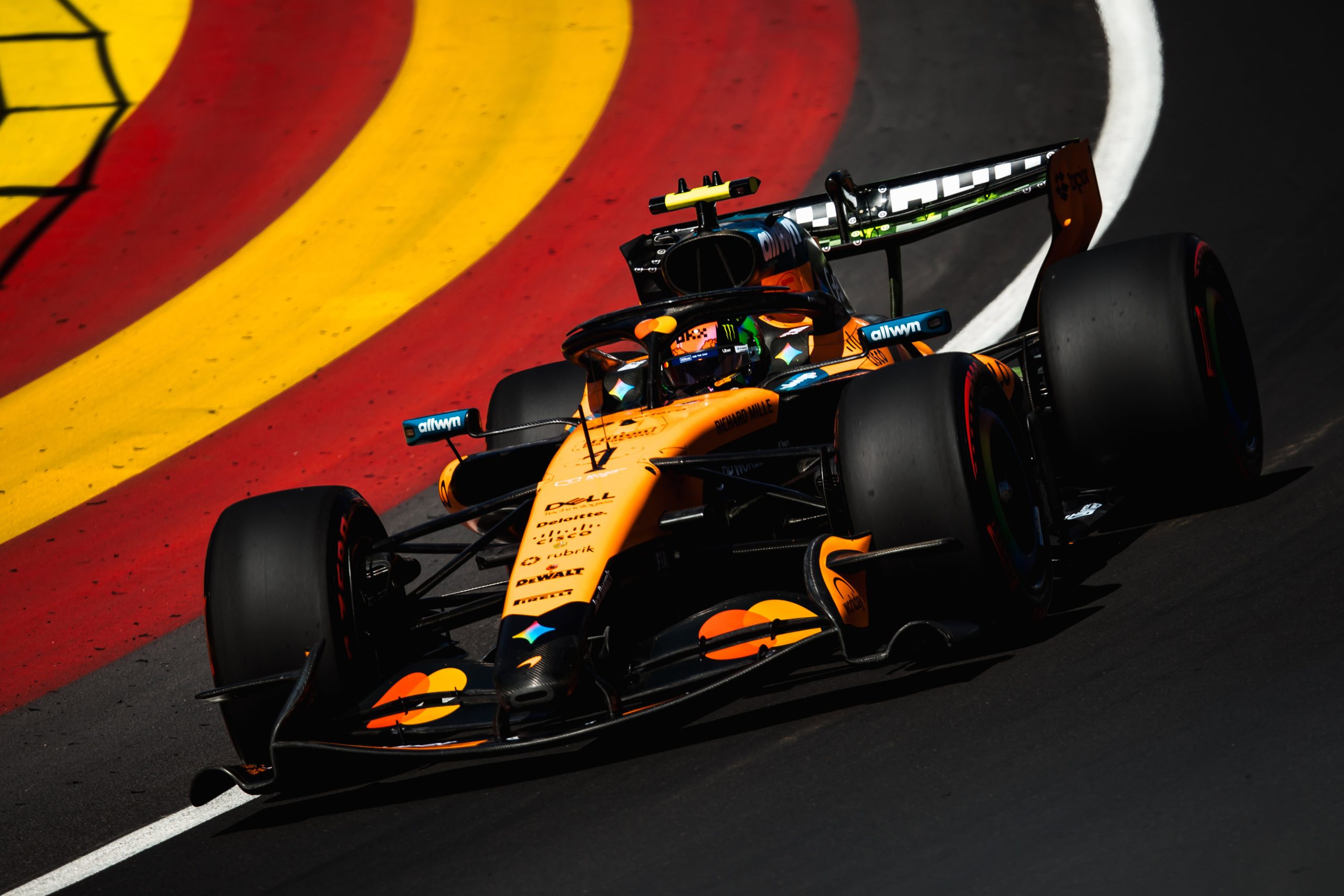 Lando Norris au volant de sa McLaren lors des qualifications du GP d'Espagne 2026 au Madring