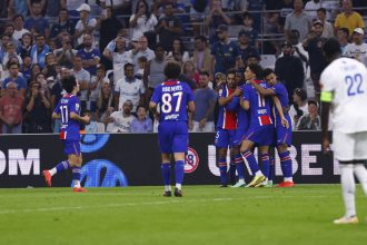 Les joueurs du PSG célèbrent un but au Vélodrome pendant le Classique contre l'OM