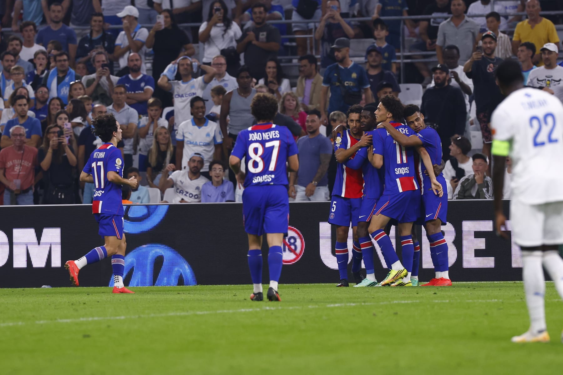 Les joueurs du PSG célèbrent un but au Vélodrome pendant le Classique contre l'OM