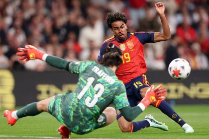 Lamine Yamal devant le gardien anglais lors d'Angleterre-Espagne en Ligue des nations, le 26 septembre 2026