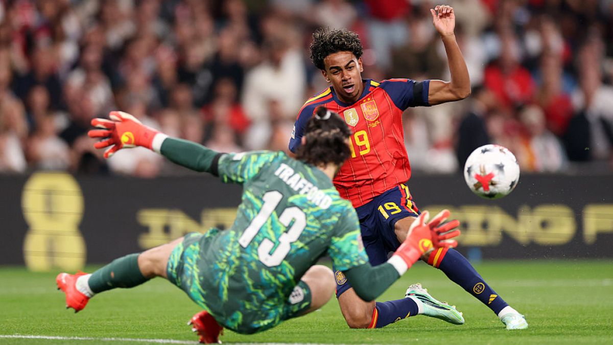 Lamine Yamal devant le gardien anglais lors d'Angleterre-Espagne en Ligue des nations, le 26 septembre 2026
