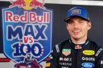 Max Verstappen souriant devant le logo Red Bull Max vs 100 à Silverstone