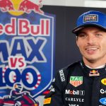 Max Verstappen souriant devant le logo Red Bull Max vs 100 à Silverstone