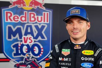 Max Verstappen souriant devant le logo Red Bull Max vs 100 à Silverstone