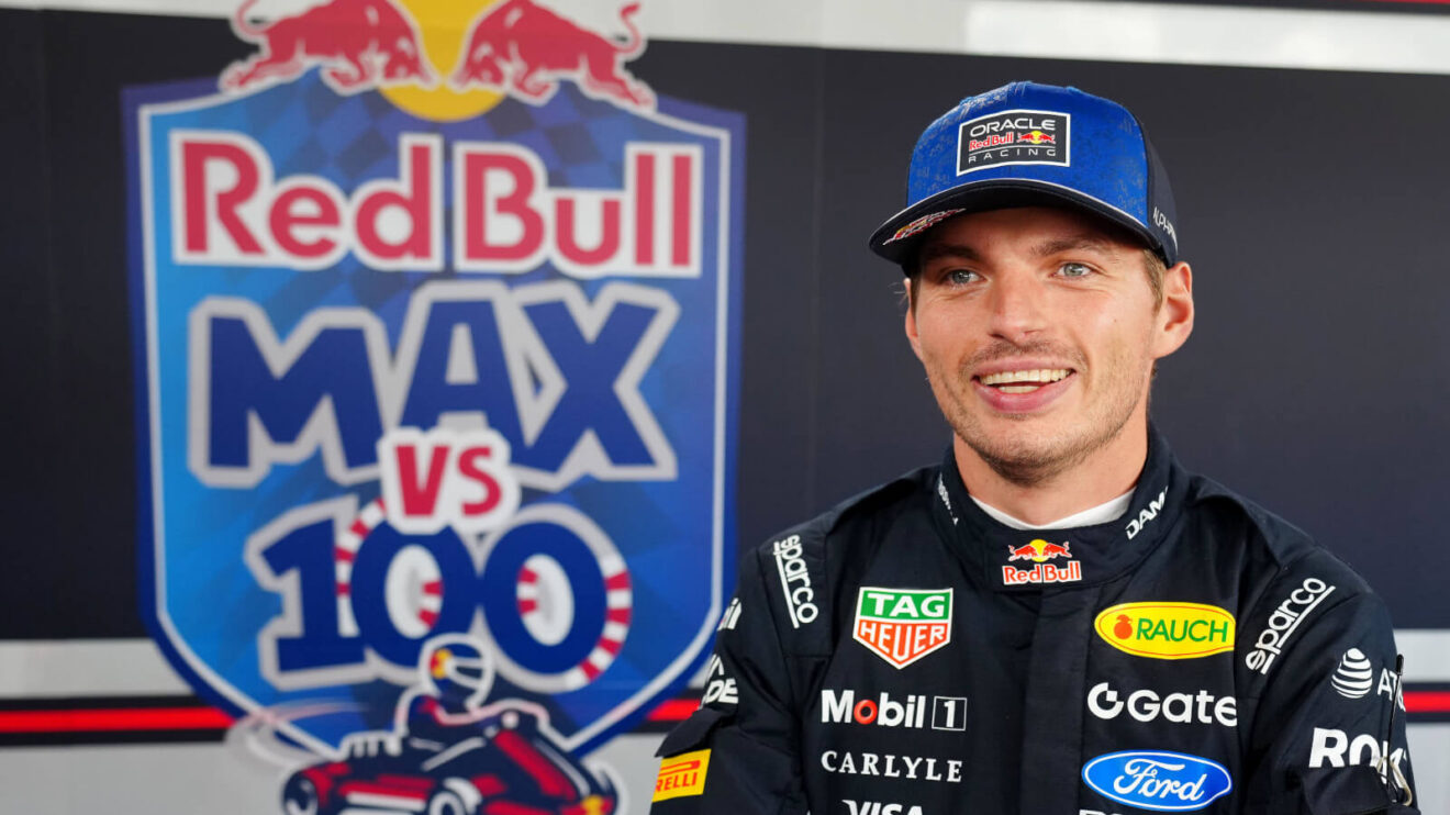 Max Verstappen souriant devant le logo Red Bull Max vs 100 à Silverstone