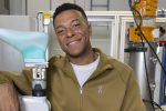Kylian Mbappé souriant en veste On lors de l’annonce de son partenariat avec la marque suisse