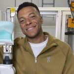 Kylian Mbappé souriant en veste On lors de l’annonce de son partenariat avec la marque suisse