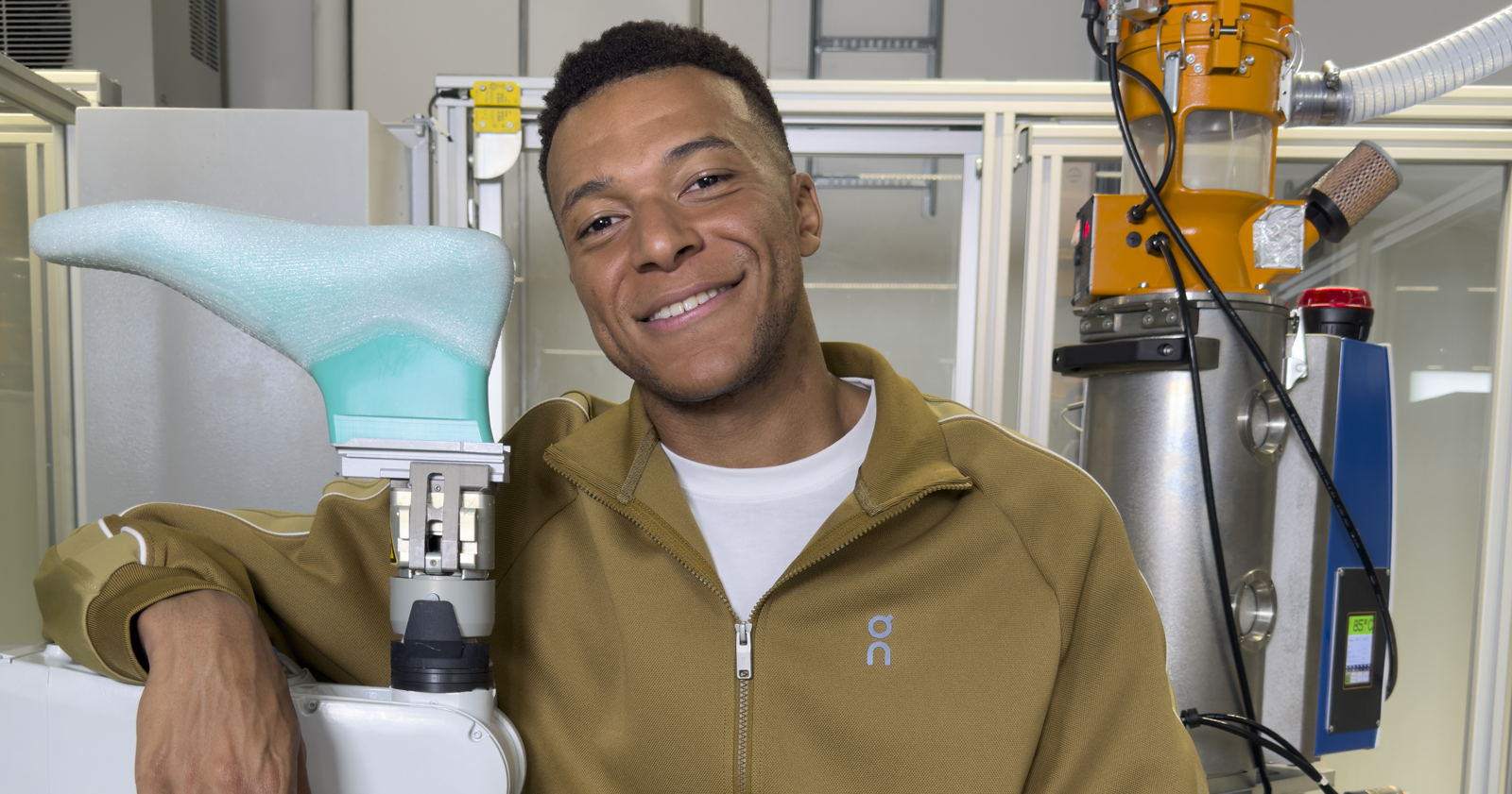 Kylian Mbappé souriant en veste On lors de l’annonce de son partenariat avec la marque suisse