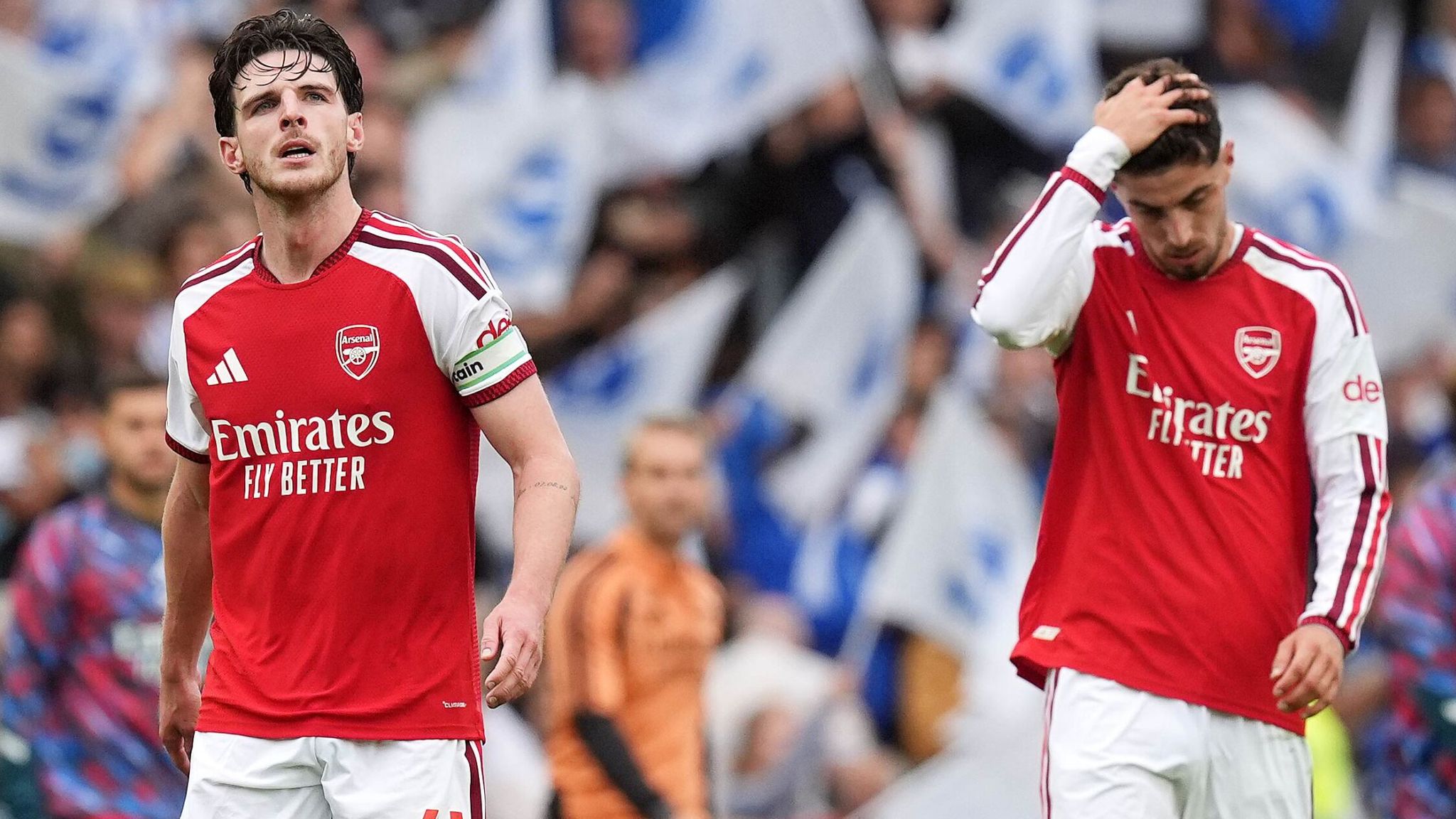 Deux joueurs d'Arsenal abattus devant les supporters de Brighton après la défaite en Premier League