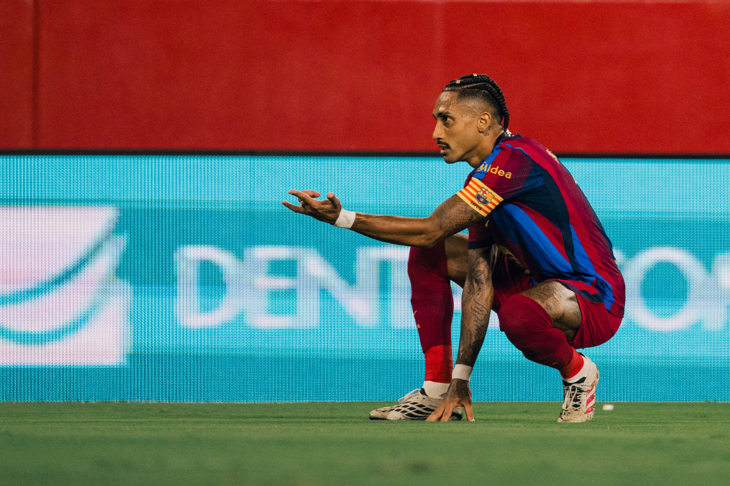Raphinha, capitaine du FC Barcelone, lors du match à Séville en Liga (7e journée)