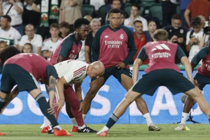 Joueurs du Real Madrid à l'échauffement avant le match contre Elche en Liga