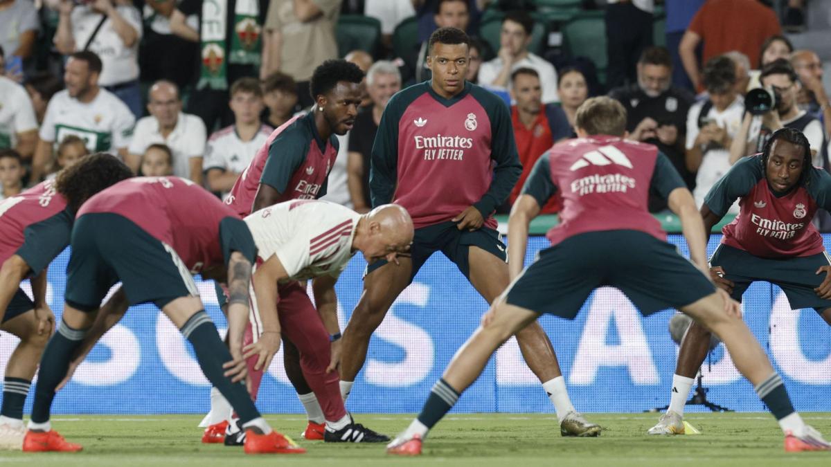 Joueurs du Real Madrid à l'échauffement avant le match contre Elche en Liga