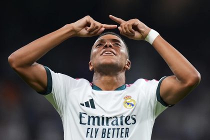 Kylian Mbappé célèbre un but du Real Madrid face au Rayo Vallecano au Bernabéu