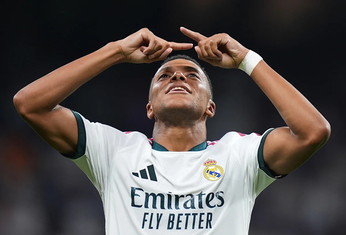 Kylian Mbappé célèbre un but du Real Madrid face au Rayo Vallecano au Bernabéu