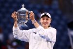 Elena Rybakina souleve le trophee de l'US Open 2026 apres sa victoire en finale