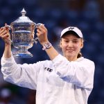 Elena Rybakina souleve le trophee de l'US Open 2026 apres sa victoire en finale