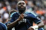 Lassine Sinayoko célèbre son triplé avec le Paris FC face à l'OM