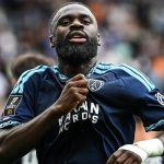 Lassine Sinayoko célèbre son triplé avec le Paris FC face à l'OM