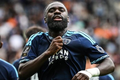 Lassine Sinayoko célèbre son triplé avec le Paris FC face à l'OM