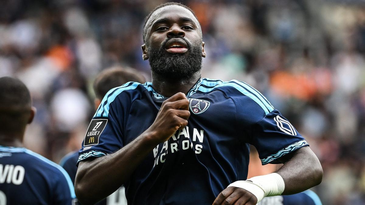 Lassine Sinayoko célèbre son triplé avec le Paris FC face à l'OM