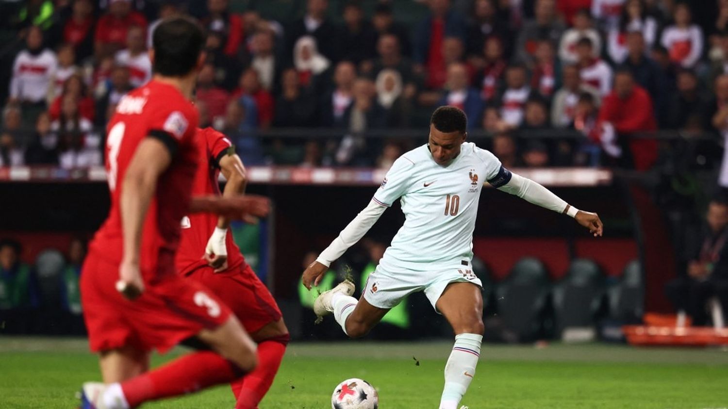 Kylian Mbappé arme sa frappe lors de Turquie-France en Ligue des nations