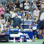 Ben Shelton communique avec le public de l'Arthur Ashe Stadium lors de l'US Open 2026