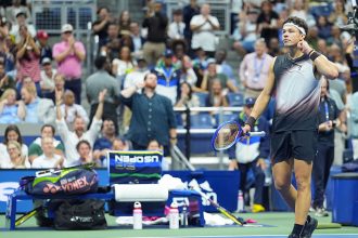 Ben Shelton communique avec le public de l'Arthur Ashe Stadium lors de l'US Open 2026