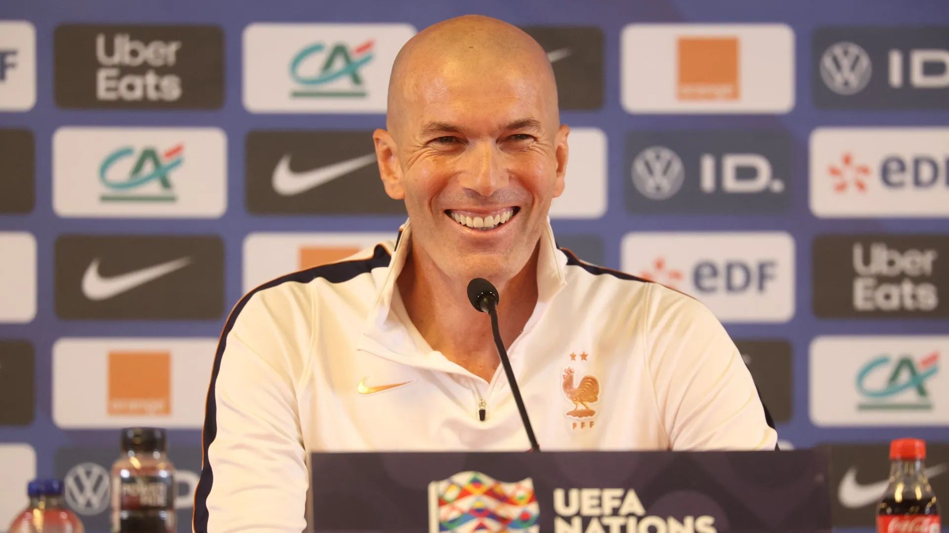 Zinédine Zidane souriant en conférence de presse avant Belgique-France en Ligue des Nations