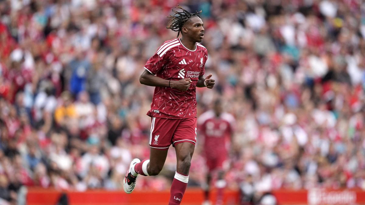 Jérémy Jacquet sous le maillot de Liverpool, pré-sélectionné par Zinédine Zidane en équipe de France