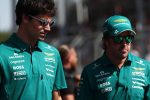 Lance Stroll et Fernando Alonso en tenue Aston Martin dans le paddock