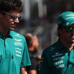 Lance Stroll et Fernando Alonso en tenue Aston Martin dans le paddock