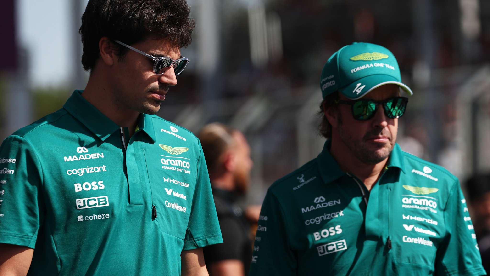 Lance Stroll et Fernando Alonso en tenue Aston Martin dans le paddock