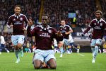Célébration d'un joueur d'Aston Villa après un but contre Manchester City à Villa Park