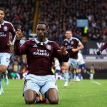 Célébration d'un joueur d'Aston Villa après un but contre Manchester City à Villa Park